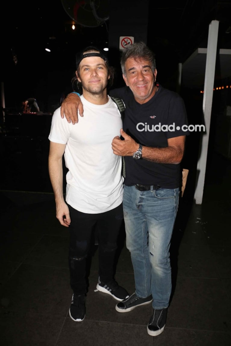 Benjamín Amadeo presentó su disco en vivo y su bella novia fue una fan más: intimidad de una noche entre amigos