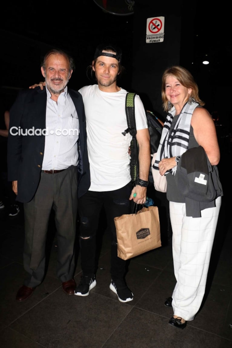 Benjamín Amadeo presentó su disco en vivo y su bella novia fue una fan más: intimidad de una noche entre amigos