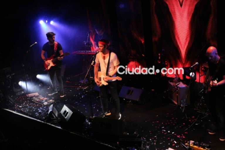 Benjamín Amadeo presentó su disco en vivo y su bella novia fue una fan más: intimidad de una noche entre amigos