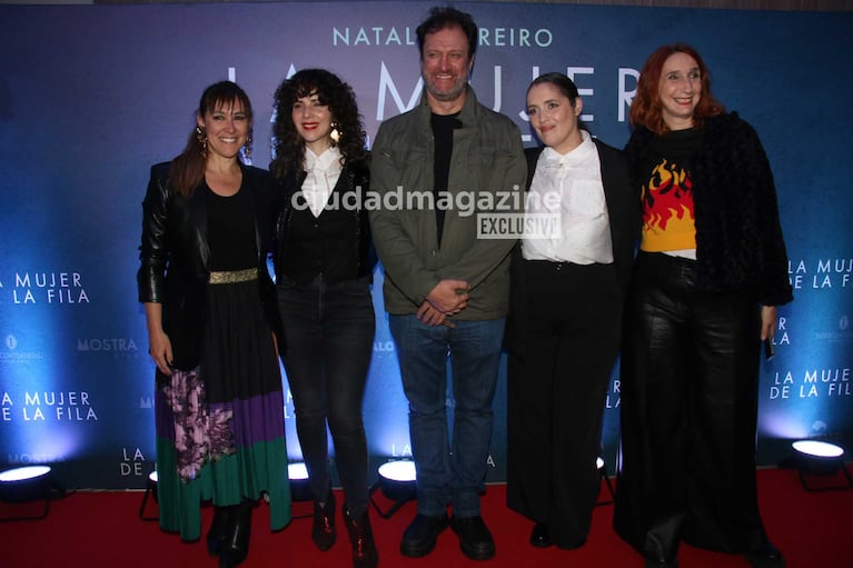 Benjamín Ávila, Natalia Santiago, Iride Mockert y parte del elenco del film (Foto: Movilpress)