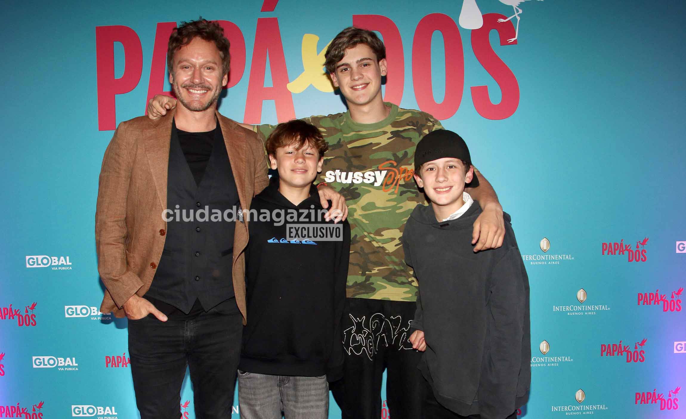 Benjamín con Bautista, Beltrán y Benicio VIcuña en la avant premier de Papá x dos. (Foto: @Movilpress)