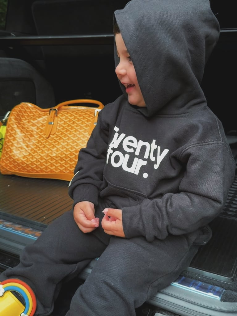 Benjamín, el hijo de Enzo Fernández y Valentina Cervantes, debutó como modelo y conquistó las redes. Crédito: Instagram