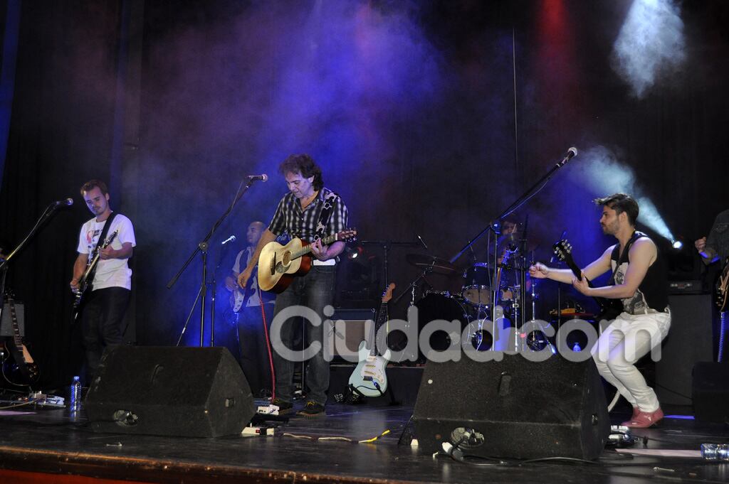 Benjamín Rojas y Felipe Colombo, con su banda. (Foto: Jennifer Rubio-Ciudad.com)