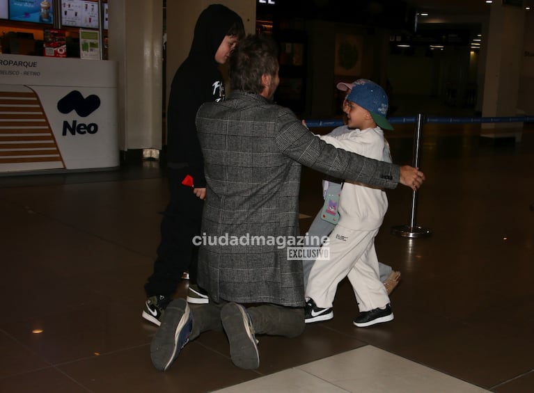 Benjamín Vicuña con Amancio, Magnolia y Rufina en Ezeiza