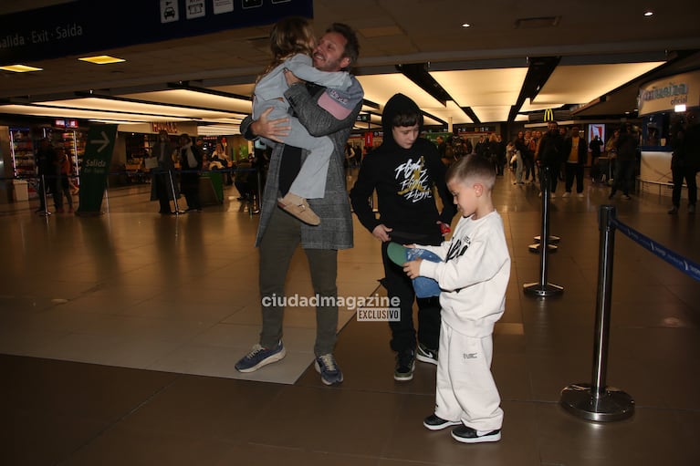 Benjamín Vicuña con Amancio, Magnolia y Rufina en Ezeiza
