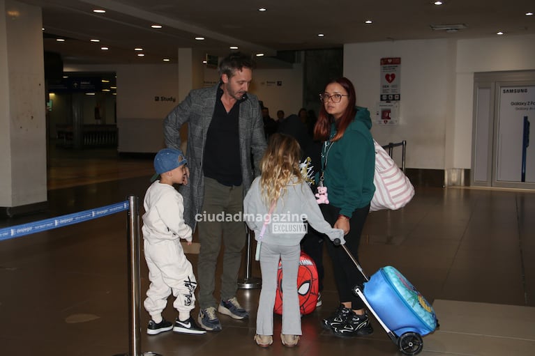 Benjamín Vicuña con Amancio, Magnolia y Rufina en Ezeiza