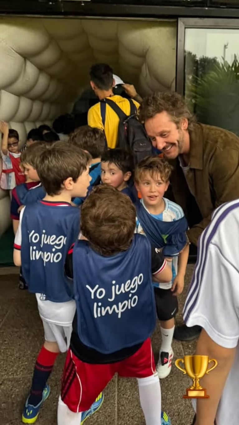 Benjamín Vicuña con Amandio y los otros chicos del equipo. Foto: Instagram benjaminvicunaok