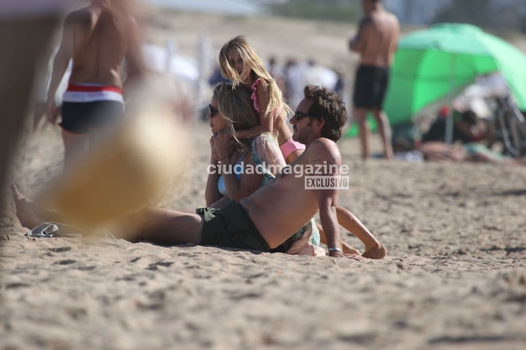 Benjamín Vicuña con Magnolia y Anita Espasandín en Punta del Este (Foto: RS Fotos).