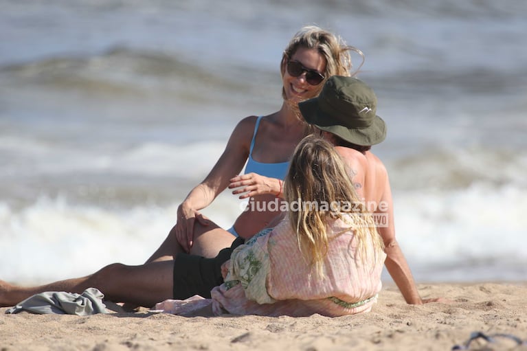 Benjamín Vicuña con Magnolia y Anita Espasandín en Punta del Este (Foto: RS Fotos).
