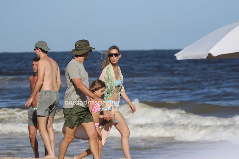 Benjamín Vicuña con Magnolia y Anita Espasandín en Punta del Este (Foto: RS Fotos).