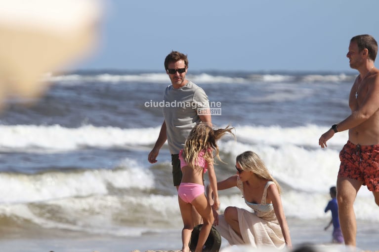 Benjamín Vicuña con Magnolia y Anita Espasandín en Punta del Este (Foto: RS Fotos).