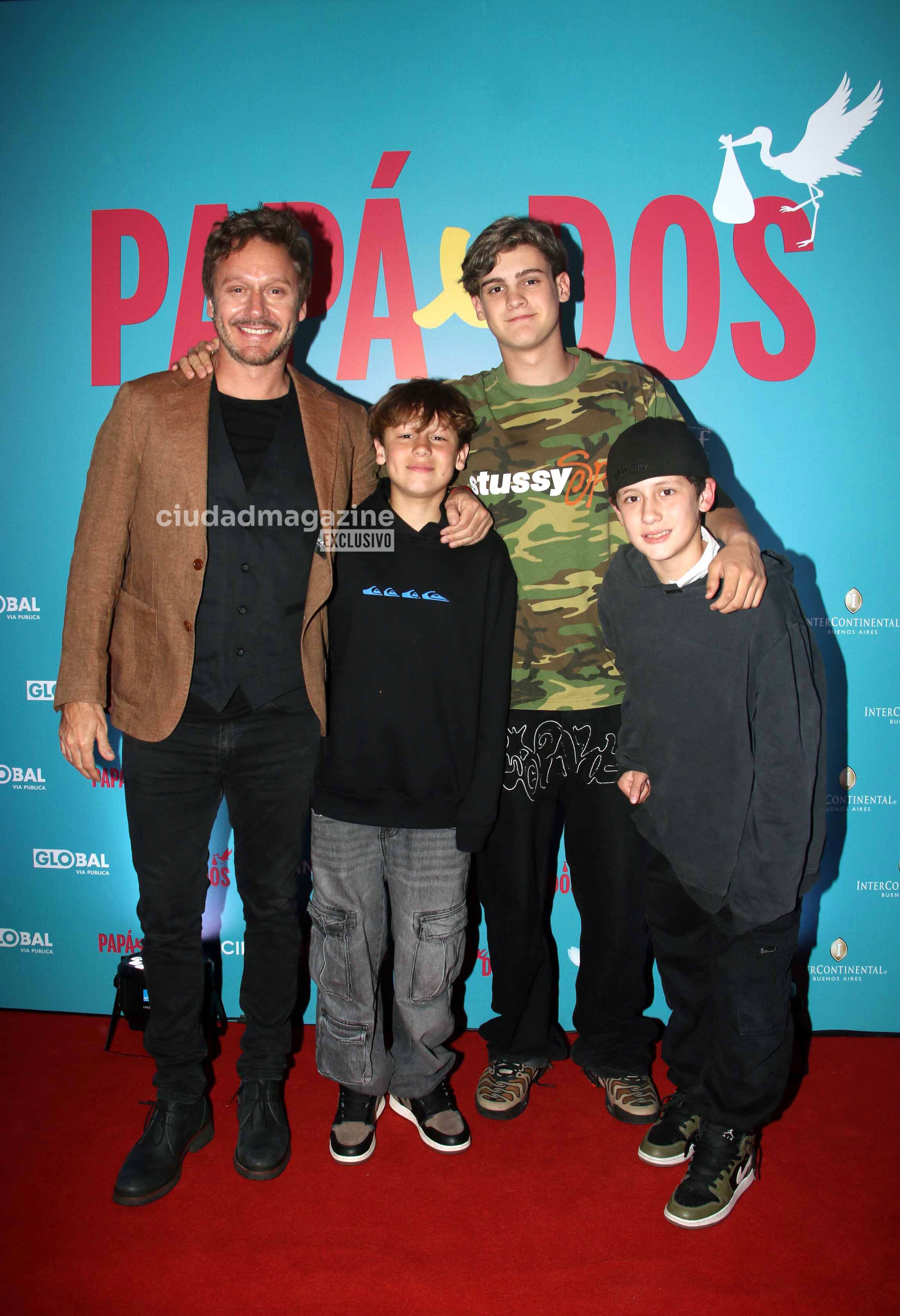 Benjamín Vicuña con sus hijos Bautista, Beltrán y Benicio en la avant premier de Papá x dos. (Foto: @Movilpress)