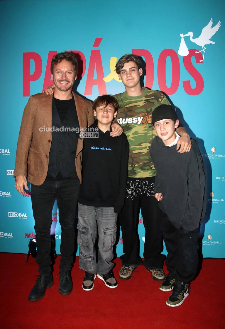 Benjamín Vicuña con sus hijos Bautista, Beltrán y Benicio en la avant premier de Papá x dos. (Foto: @Movilpress)