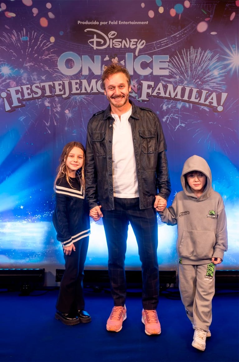 Benjamín Vicuña con sus hijos menores en el estreno de Disney On Ice (Foto: Prensa).