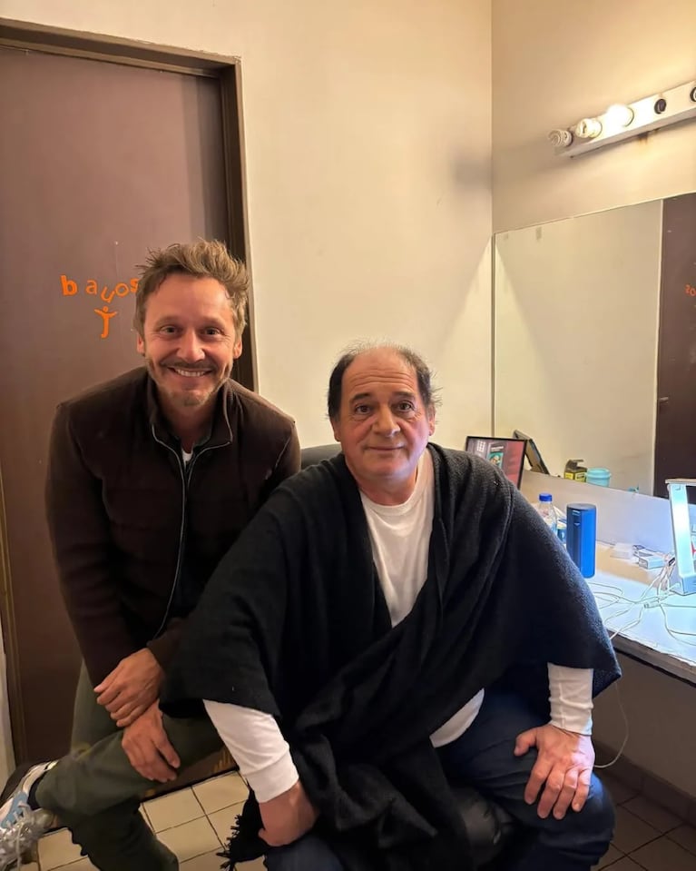 Benjamín Vicuña fue a visitar a Julio Chávez al teatro. Crédito: agenciacoral