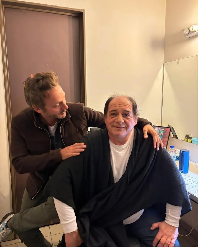 Benjamín Vicuña fue a visitar a Julio Chávez al teatro. Crédito: agenciacoral
