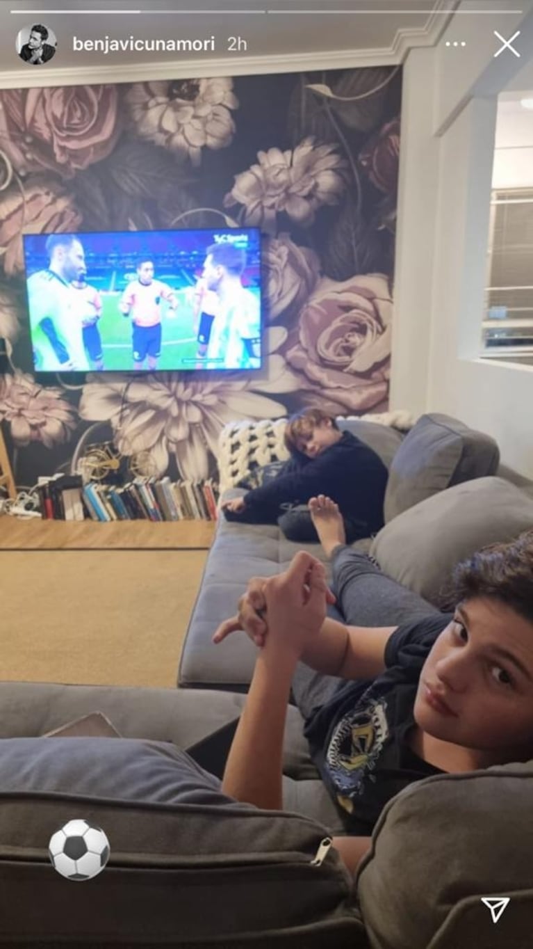 Benjamín Vicuña mostró cómo vio el partido de Argentina contra Colombia con sus hijos en su casa