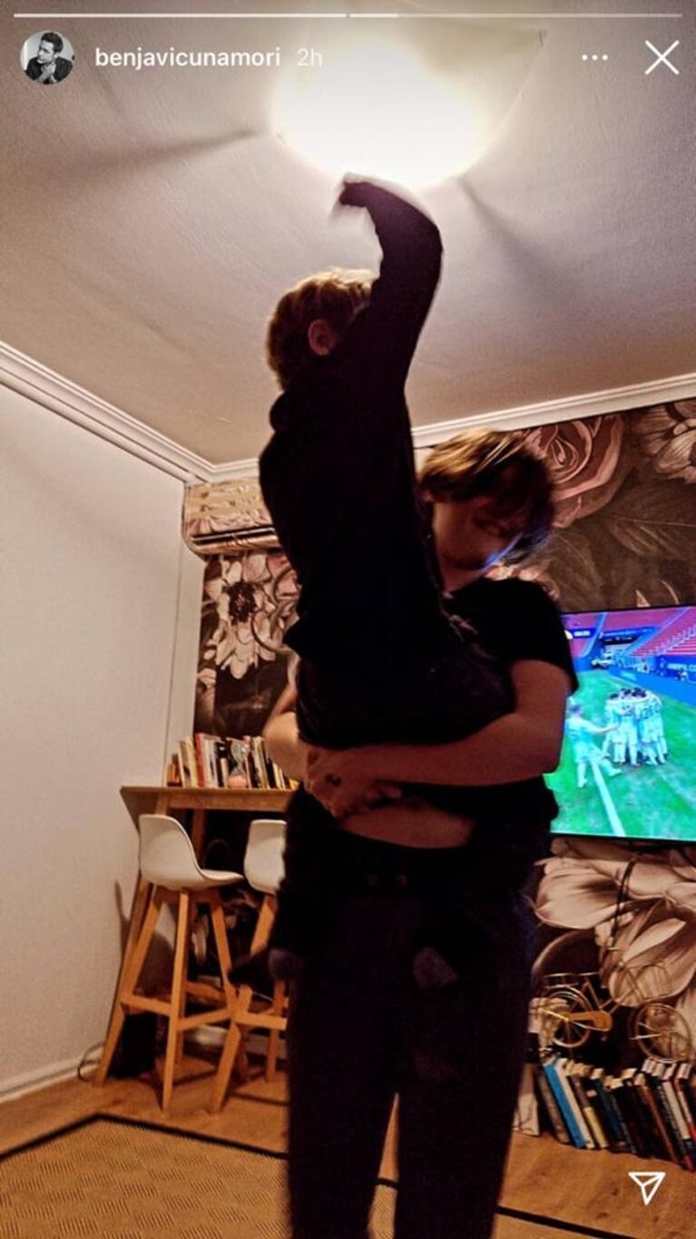 Benjamín Vicuña mostró cómo vio el partido de Argentina contra Colombia con sus hijos en su casa