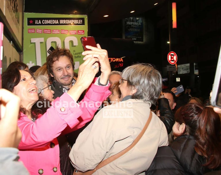 Benjamín Vicuña, muy requerido a la salida del teatro (Foto: Movilpress)