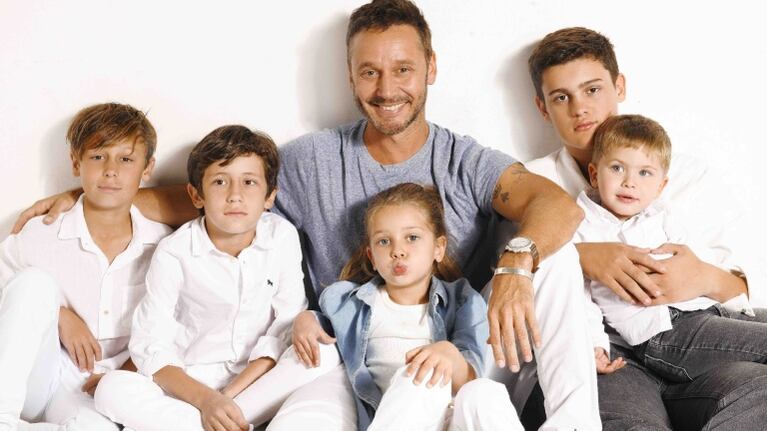 Benjamín Vicuña protagonizó una sesión de fotos con todos sus hijos: Ellos son mi vida (Foto: Velvet/ Gabriel Machado)