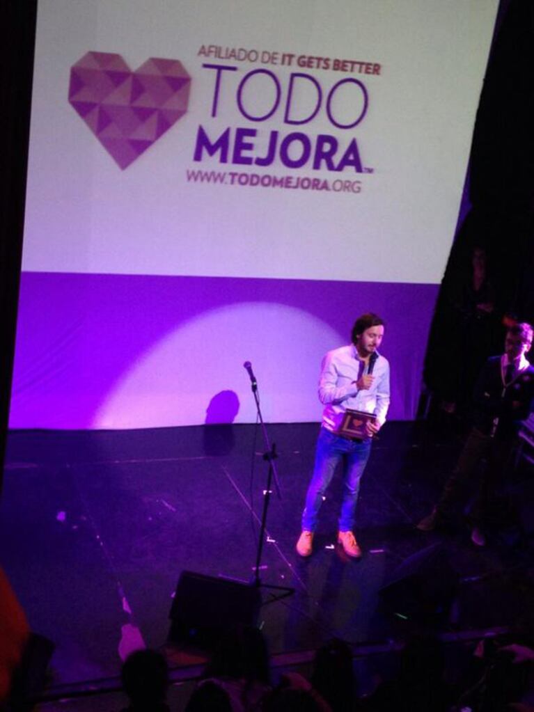 Benjamín Vicuña recibió el premio Todo Mejora, en Chile. (Foto: Twitter)