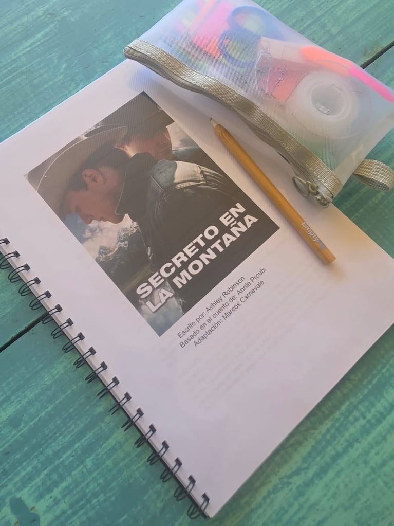 Benjamín Vicuña repasa el guion de Secreto en la montaña, la obra de teatro que protagonizará con Esteban Lamothe. Foto: Instagram benjaminvicuna.ok