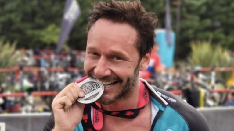 Benjamín Vicuña se mostró emocionado por haber terminado su primer triatlón: "Se lo dedicó a su hija Blanca" 