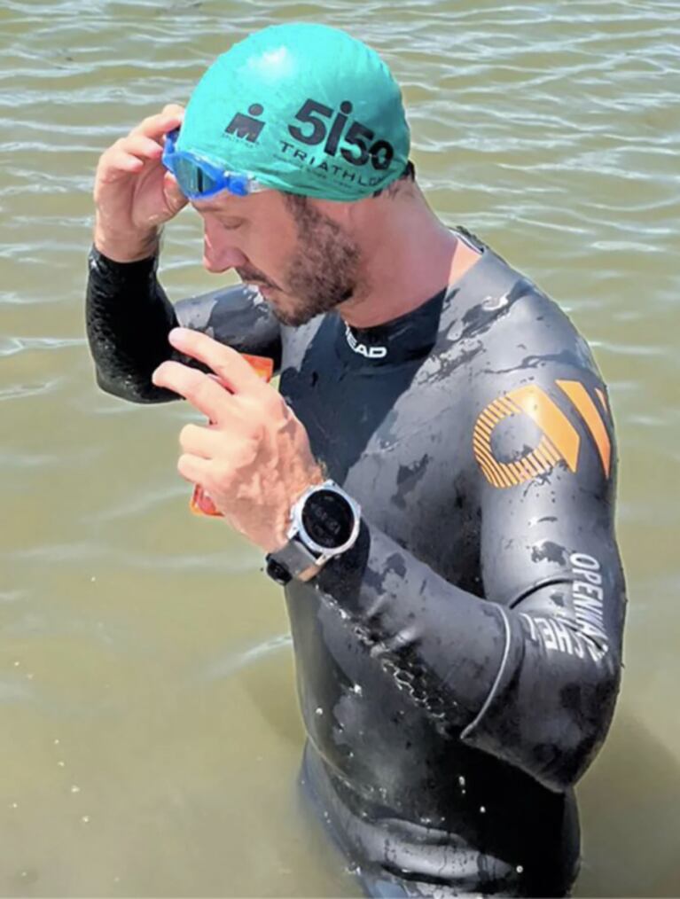 Benjamín Vicuña se mostró emocionado por haber terminado su primer triatlón: "Se lo dedicó a su hija Blanca" 