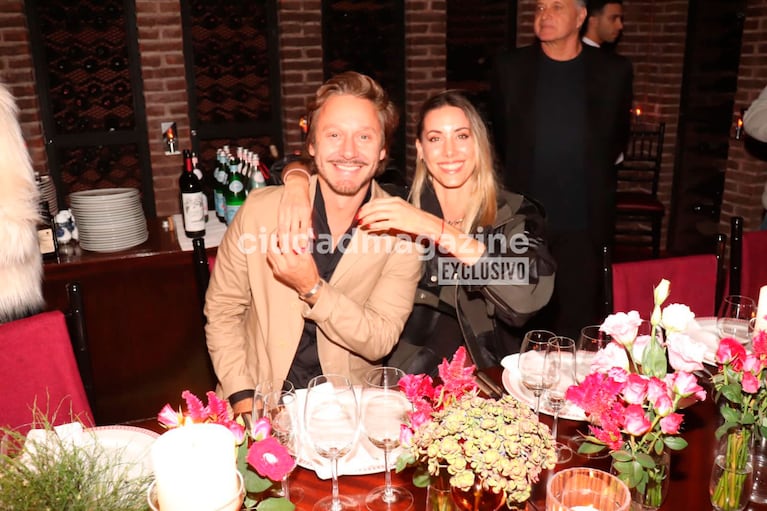 Benjamín Vicuña y Anita Espasandín en el cumpleaños de Gaby Álvarez (Foto: RS Fotos).