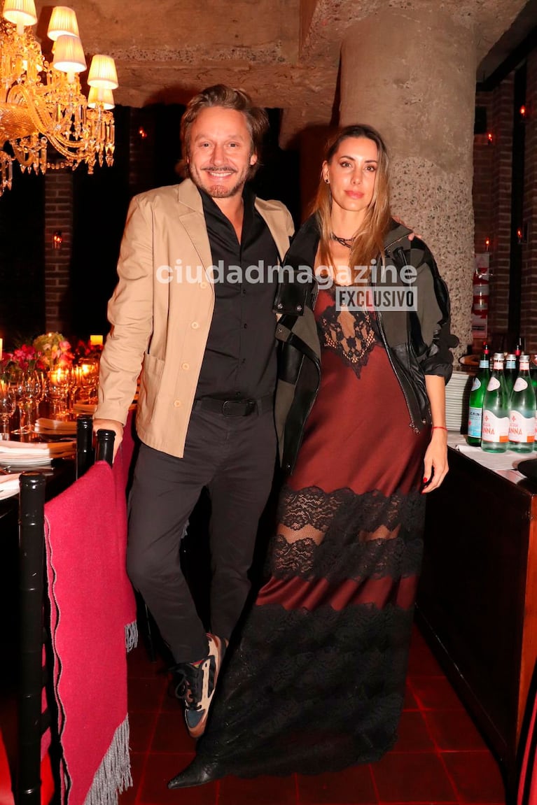 Benjamín Vicuña y Anita Espasandín en el cumpleaños de Gaby Álvarez (Foto: RS Fotos).