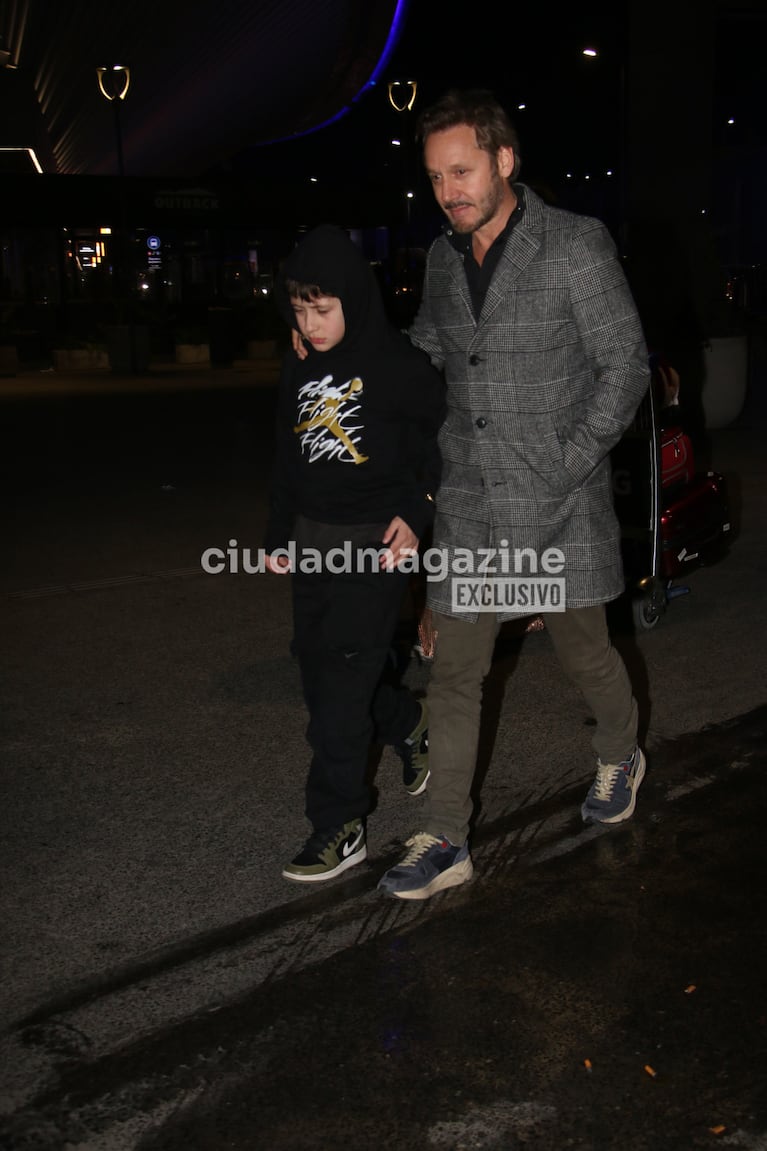 Benjamín Vicuña y Benicio en Ezeiza