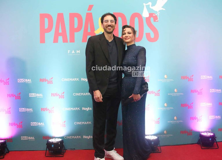 Benjamín Vicuña y Celeste Cid con la producción y el elenco de Papá x dos en la avant premier . (Foto: @Movilpress)