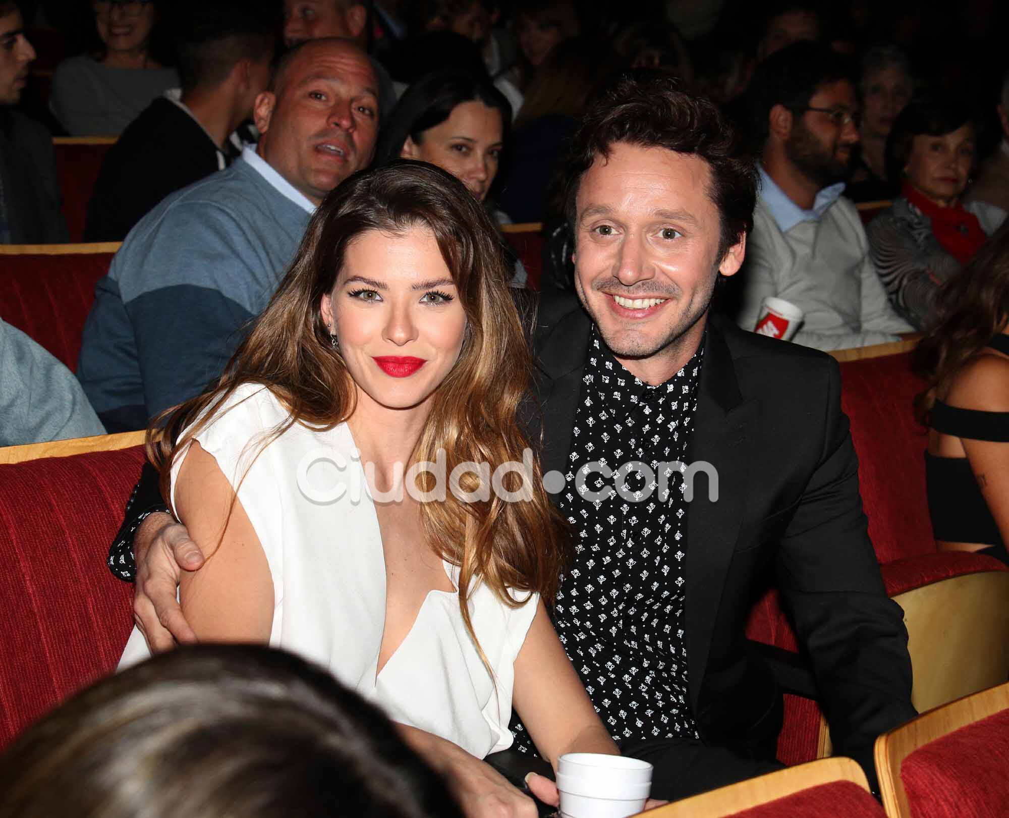 Benjamín Vicuña y China Suárez, mimosos en la avant premiere de Permitidos (Fotos: Movilpress).