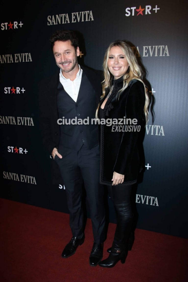 Benjamín Vicuña y Eli Sulichin posaron enamorados en la presentación de Santa Evita, la serie protagonizada por Natalia Oreiro