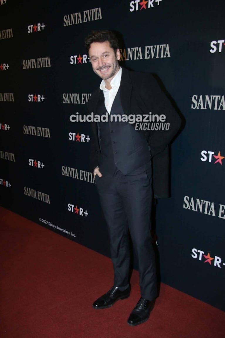 Benjamín Vicuña y Eli Sulichin posaron enamorados en la presentación de Santa Evita, la serie protagonizada por Natalia Oreiro