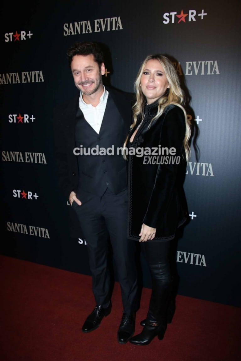 Benjamín Vicuña y Eli Sulichin posaron enamorados en la presentación de Santa Evita, la serie protagonizada por Natalia Oreiro