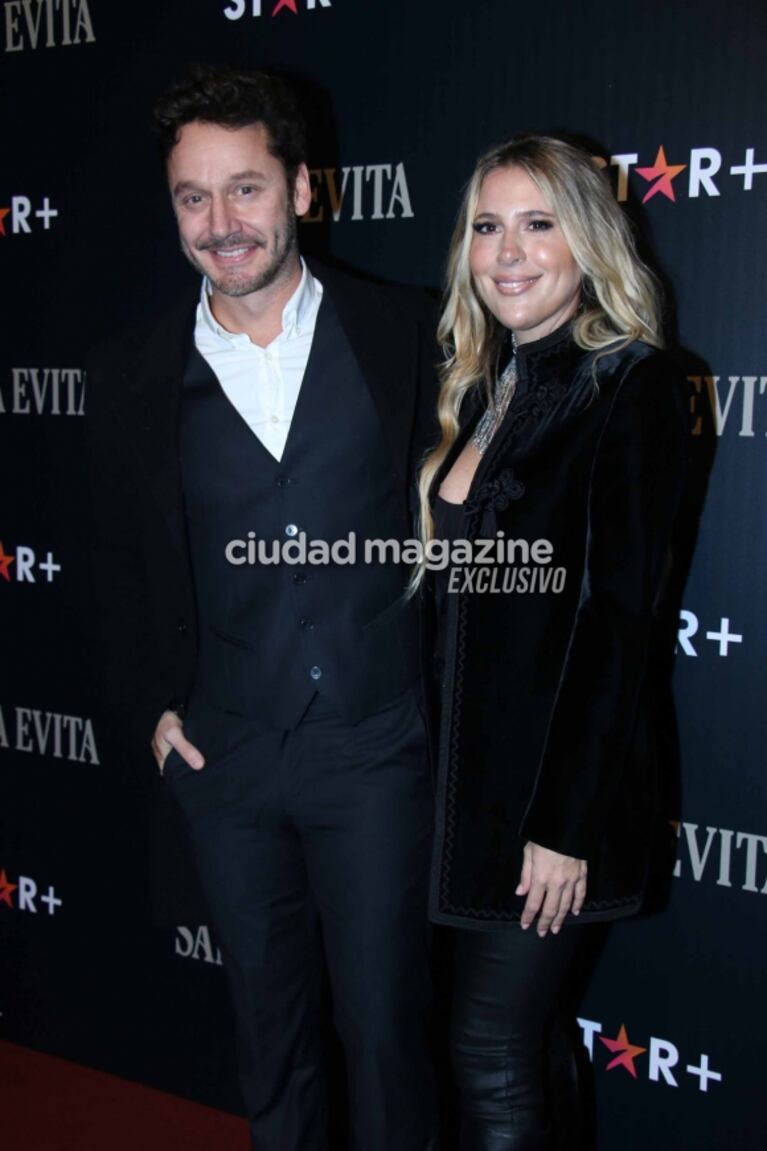 Benjamín Vicuña y Eli Sulichin posaron enamorados en la presentación de Santa Evita, la serie protagonizada por Natalia Oreiro