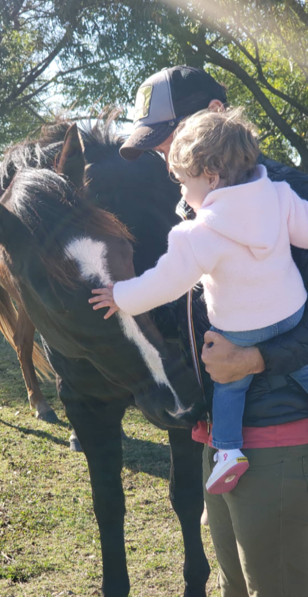 Benjamín Vicuña y la China Suárez, juntos en un día de campo. Foto: Instagram