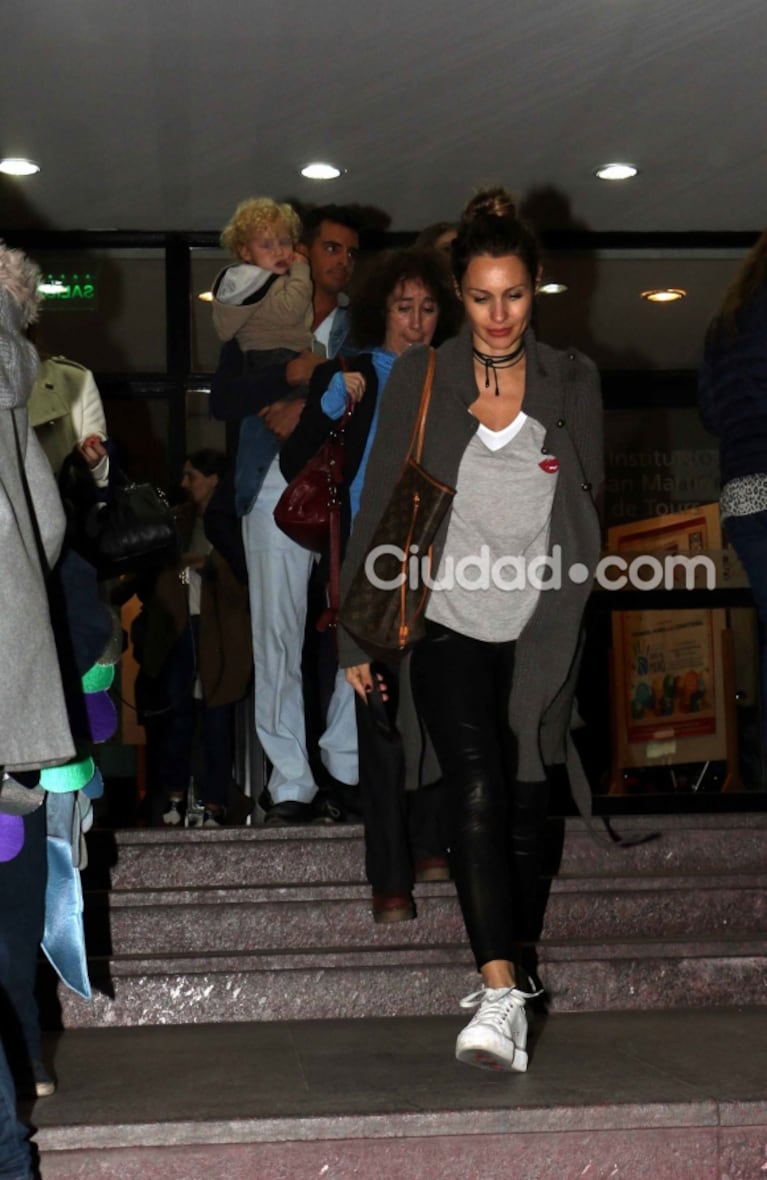 Benjamín Vicuña y Pampita, reunidos por sus hijos: compartieron en familia un acto escolar de Beltrán