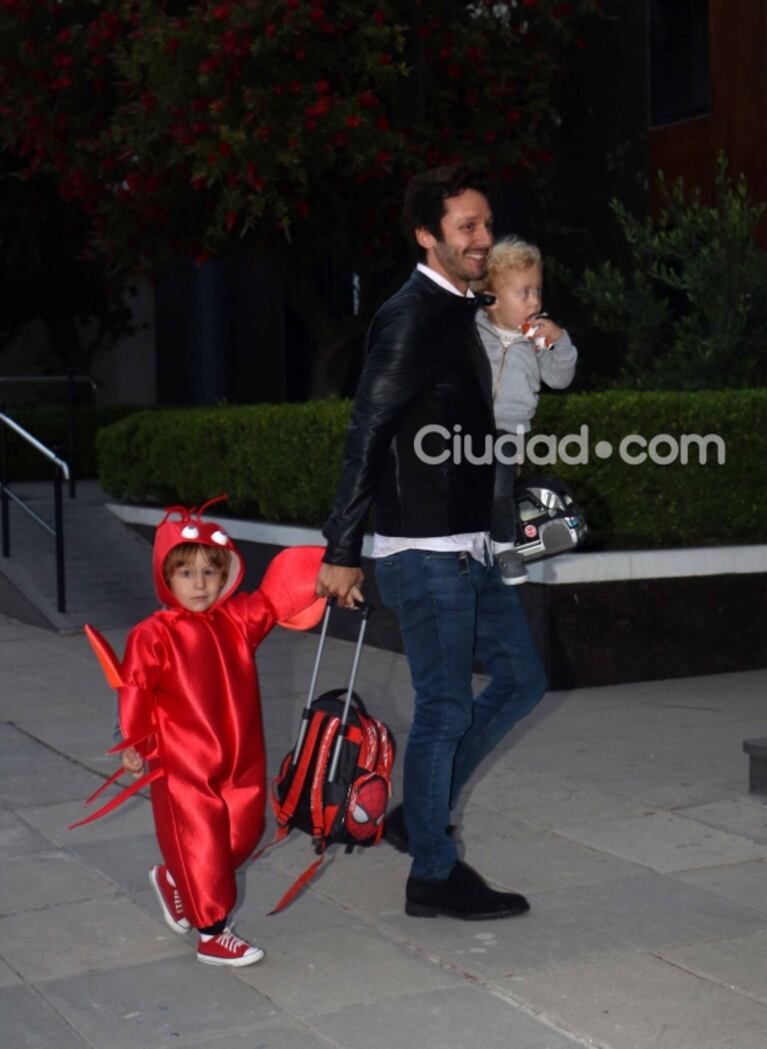 Benjamín Vicuña y Pampita, reunidos por sus hijos: compartieron en familia un acto escolar de Beltrán