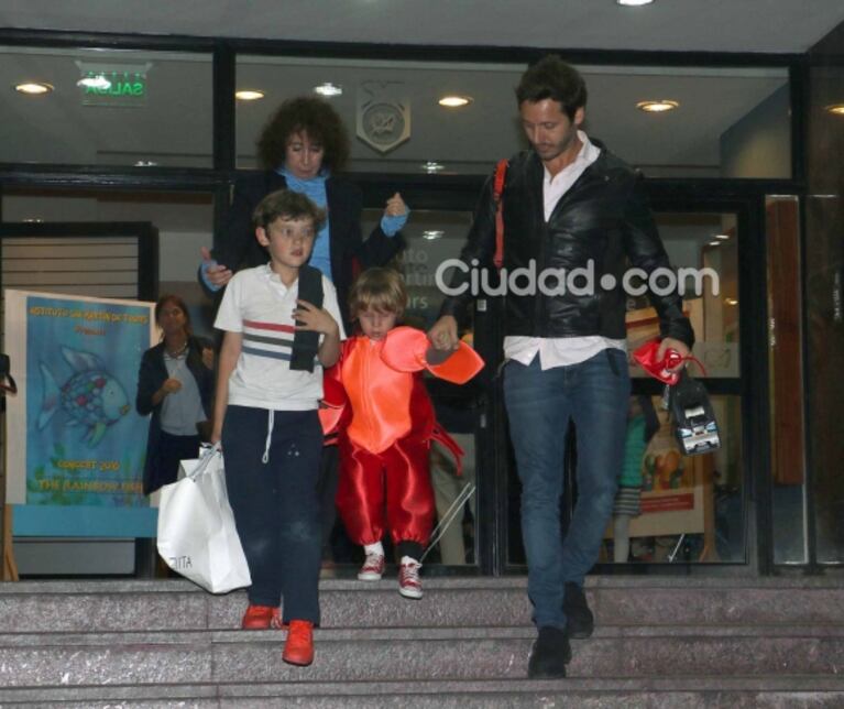 Benjamín Vicuña y Pampita, reunidos por sus hijos: compartieron en familia un acto escolar de Beltrán