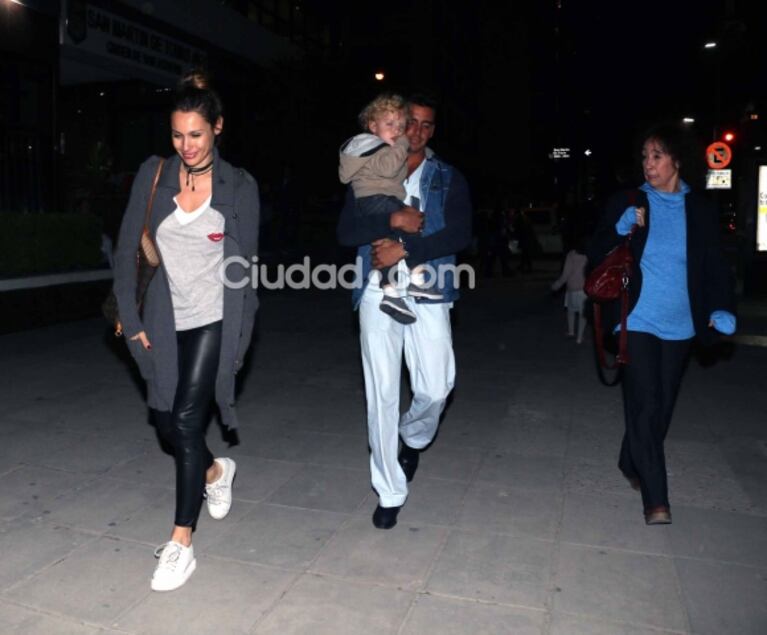 Benjamín Vicuña y Pampita, reunidos por sus hijos: compartieron en familia un acto escolar de Beltrán