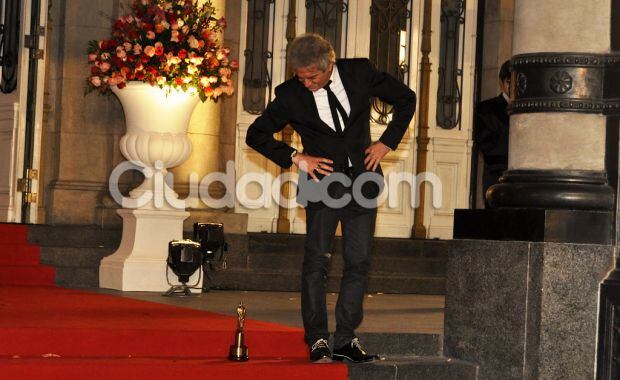 Beto Casella, divertido en la alfombra roja con su premio (Foto: Jennifer Rubio). 
