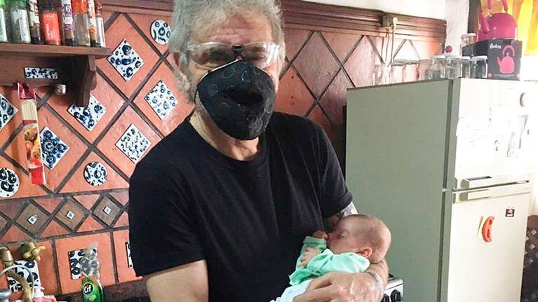 Beto Casella presentó a su primer nieto, nacido a los 6 meses: Pesó 500 gramos, es un peleador