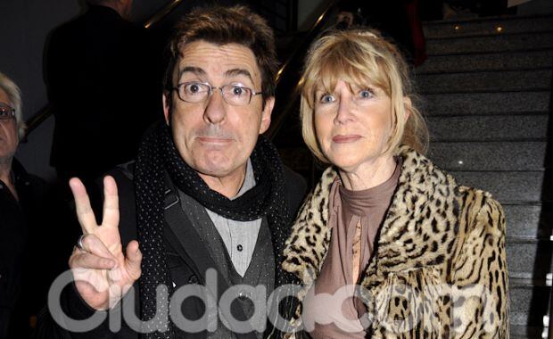 Beto César y su esposa no se quisieron perder el estreno (Foto: Jennifer Rubio). 