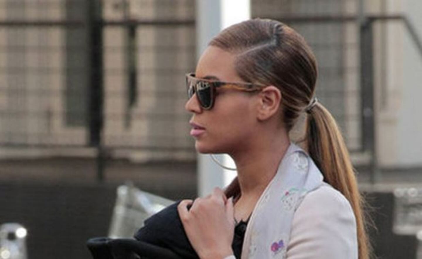 Beyoncé, de paseo con su bebé por las calles de New York. (Foto: popsugar.com)