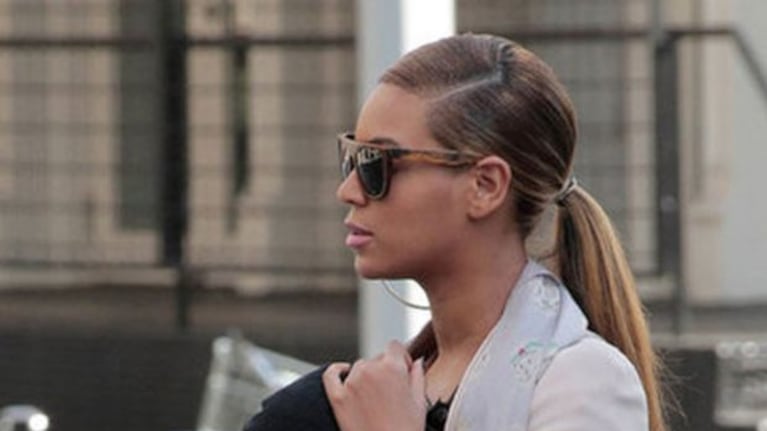 Beyoncé, de paseo con su bebé por las calles de New York. (Foto: popsugar.com)