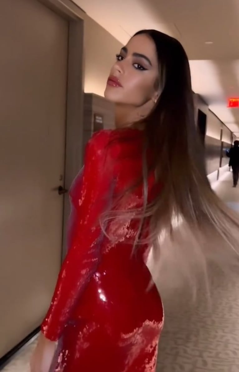Billboard Latinos 2022: Tini Stoessel impactó con vestido rojo de pailletes de mangas largas