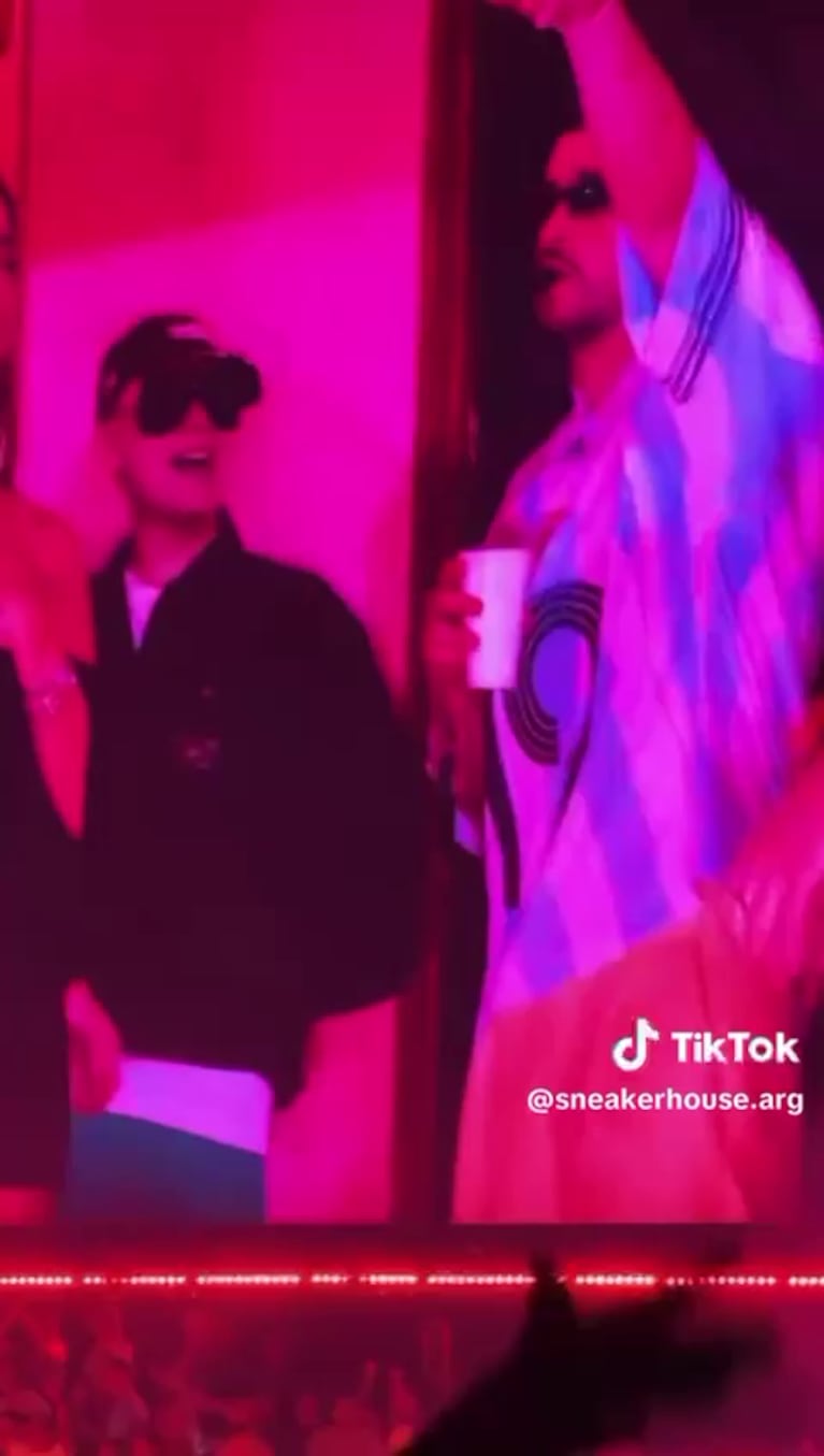 Bizarrap en "la casita" de Bad Bunny en su primer show en Argentina (Foto: captura TikTok/@sneakerhouse.arg)