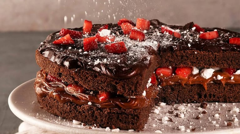 Bizcochuelo de chocolate relleno de crema y frutillas: una receta distinta 